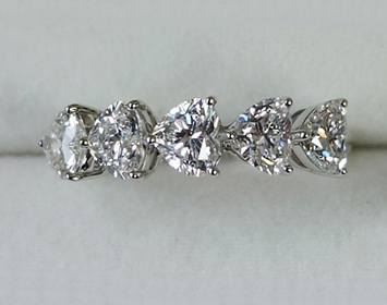 V字ハーフエタニティリング